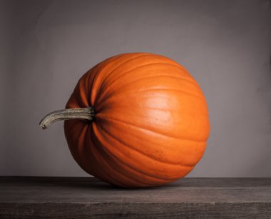 Cadılar Bayramı Balkabağı gri bir arka plan üzerinde