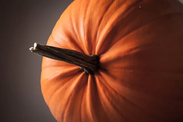 Хэллоуинская тыква на сером фоне — стоковое фото