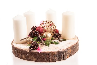 Beyaz bir arka plan üzerinde Advent mumlar