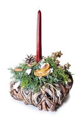 Beyaz bir arka plan üzerinde Noel arifesinde Noel şamdan