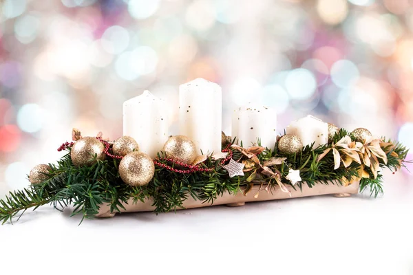 Adventskranz und Kerzen auf weihnachtlichem Hintergrund — Stockfoto