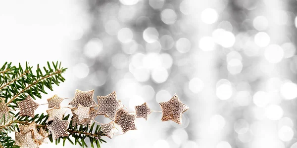 Rama de abeto y borrosa luces de Navidad en el fondo —  Fotos de Stock