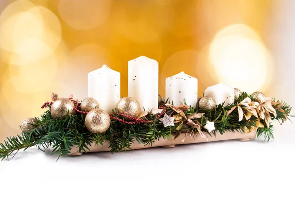 Corona de Adviento y velas en un fondo de Navidad —  Fotos de Stock