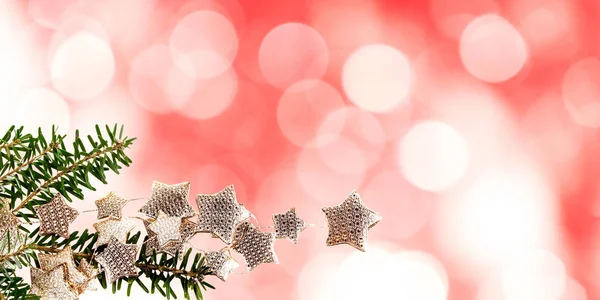 Rama de abeto y borrosa luces de Navidad en el fondo —  Fotos de Stock