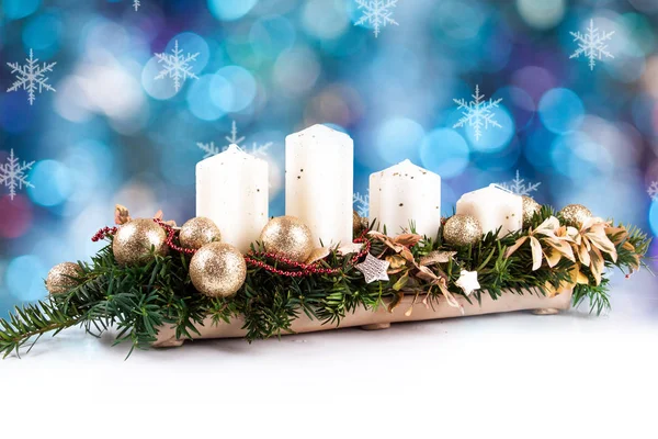 Corona de Adviento y velas en un fondo de Navidad —  Fotos de Stock
