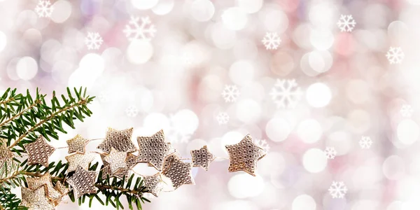 Rama de abeto y borrosa luces de Navidad en el fondo —  Fotos de Stock