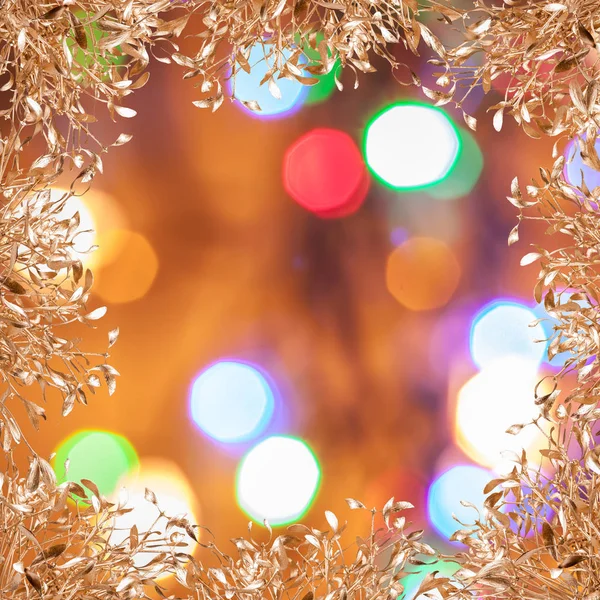 Muérdago dorado sobre fondo navideño — Foto de Stock