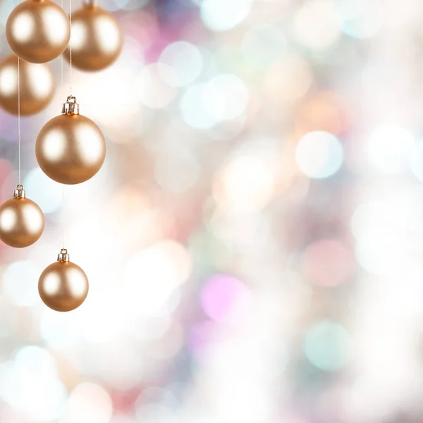 Золотые рождественские украшения на рождественском фоне — стоковое фото