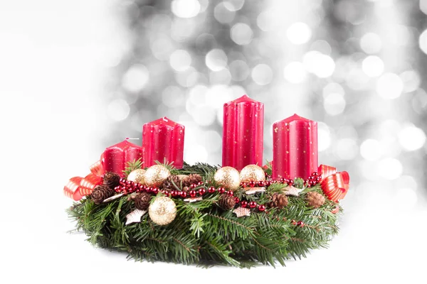 A grinalda de advento e velas em um fundo de Natal — Fotografia de Stock