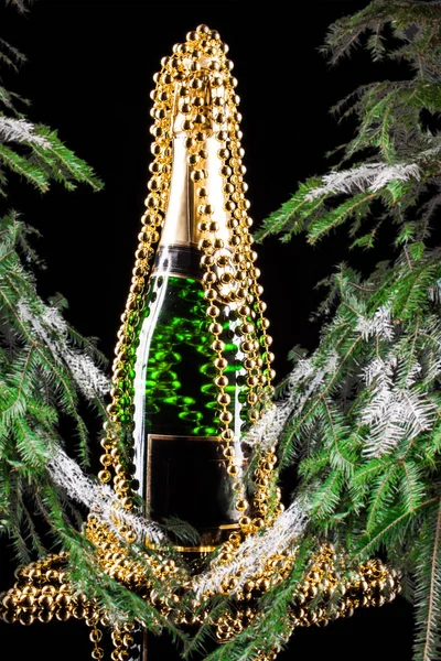 Uma garrafa de champanhe para celebrar o ano novo — Fotografia de Stock