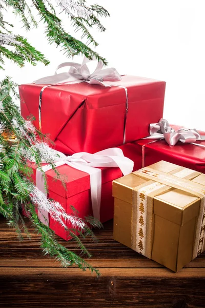 Prachtig ingepakte cadeaus onder de kerstboom — Stockfoto