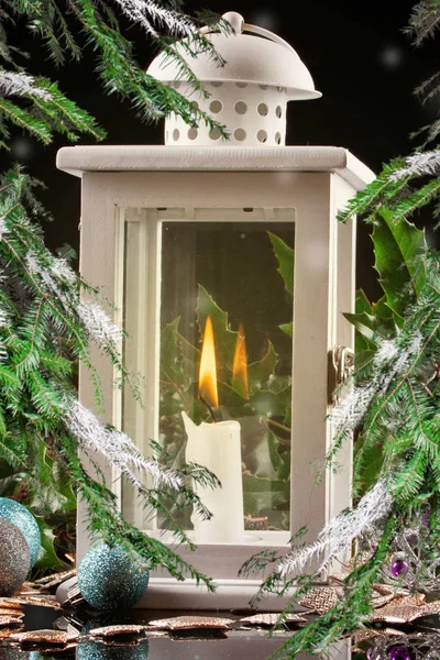 โคมไฟตกแต่งคริสต์มาสพร้อมเทียนเผา — ภาพถ่ายสต็อก