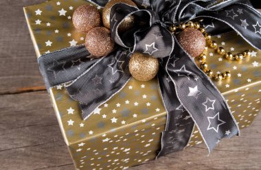 Noel hediyeleri siyah bir zemin üzerine