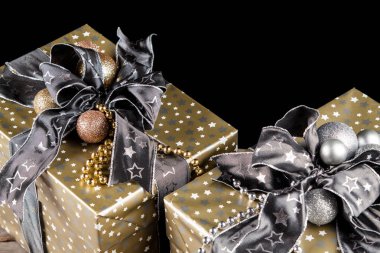 Noel hediyeleri siyah bir zemin üzerine