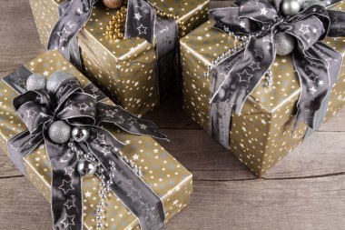 Noel hediyeleri siyah bir zemin üzerine