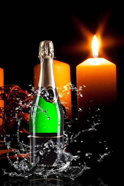 Champagner-Spritzwasser auf weihnachtlichem Hintergrund — Stockfoto