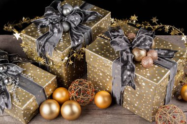 Altın kağıt Noel Noel hediyelerini sarılmış