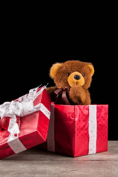 Presentes de Natal com um ursinho de pelúcia — Fotografia de Stock