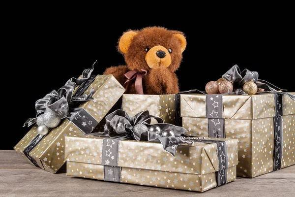 Presentes de Natal com um ursinho de pelúcia — Fotografia de Stock