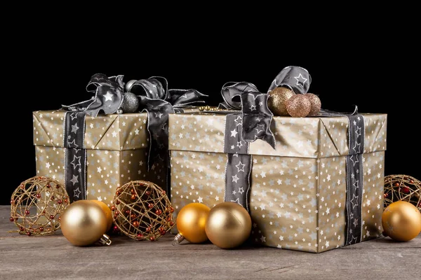 Kerstcadeaus verpakt in goud papier kerst — Stockfoto