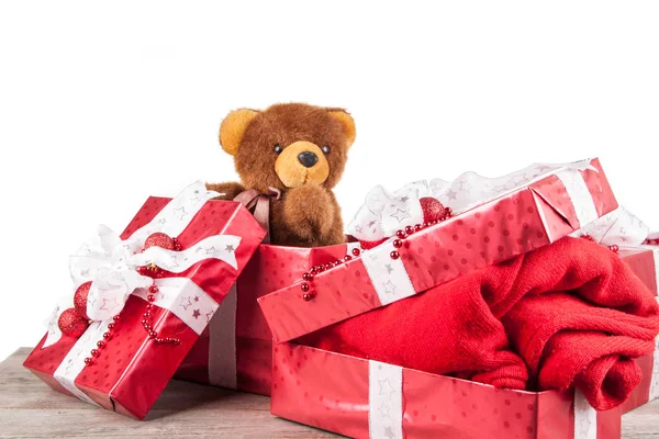 Presentes de Natal em um fundo branco com urso doado — Fotografia de Stock