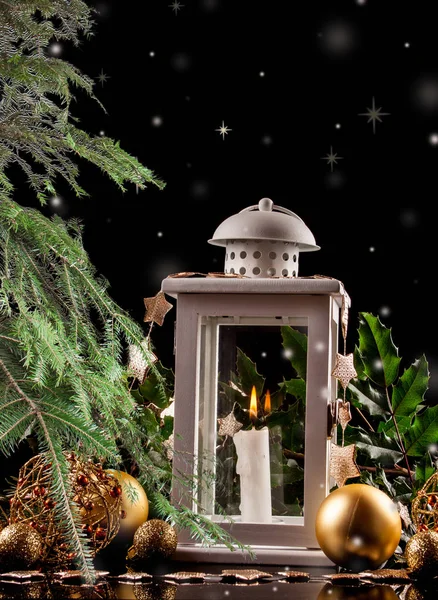 Linterna de decoración de Navidad con vela encendida —  Fotos de Stock