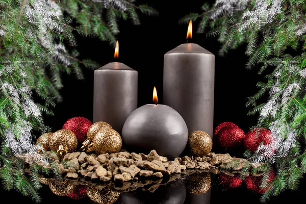 Velas de Navidad sobre un fondo negro — Foto de Stock