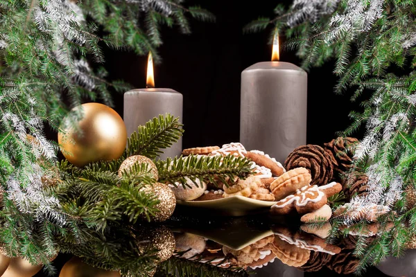 Vánoční cukroví a svíčky na dřevěný stůl — Stock fotografie