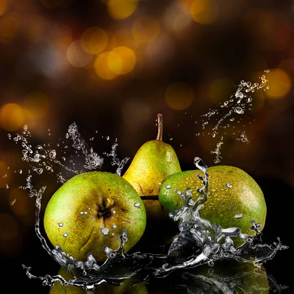 Birnen Früchte und Spritzwasser — Stockfoto