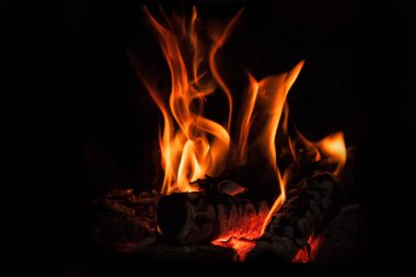 alevler siyah arkaplanda