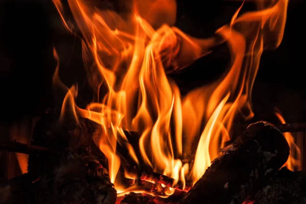 Fiamme di fuoco su uno sfondo nero — Foto Stock