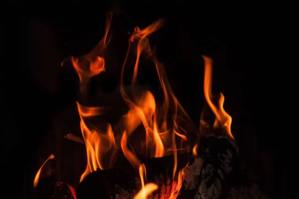 Vuur vlammen op een zwarte achtergrond — Stockfoto