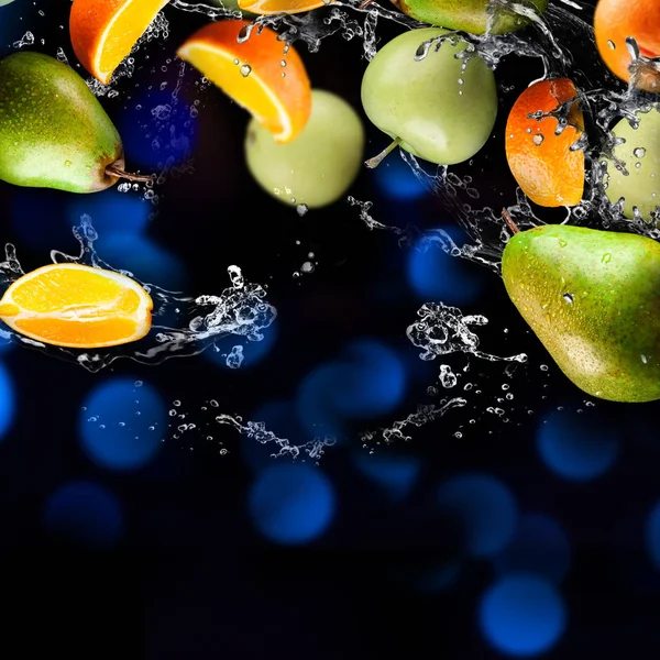 Помаранчеві та яблучні фрукти та розсипчаста вода — стокове фото