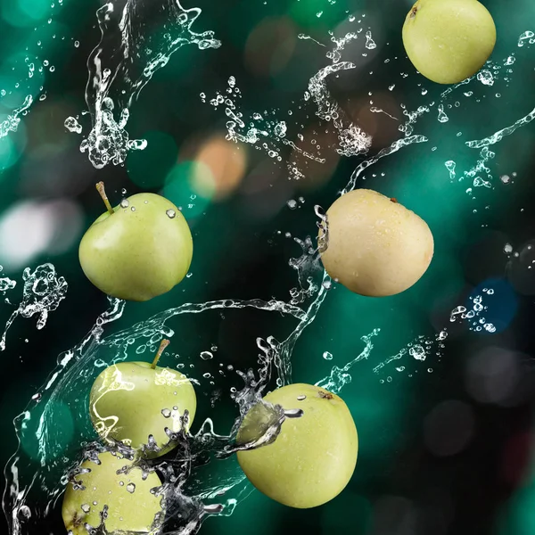 Apples fruits and Splashing water — Stock Photo, Image