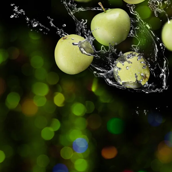 Apples fruits and Splashing water — Stock Photo, Image