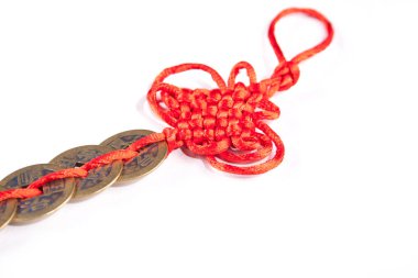 Beyaz arka plan üzerinde izole şans için Çin paraları