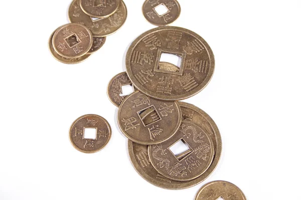 Chińskich monet na szczęście na białym tle — Zdjęcie stockowe