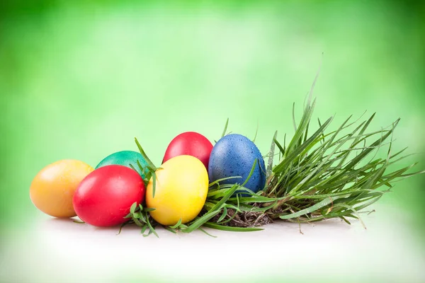 Ovos de páscoa coloridos em uma cesta — Fotografia de Stock