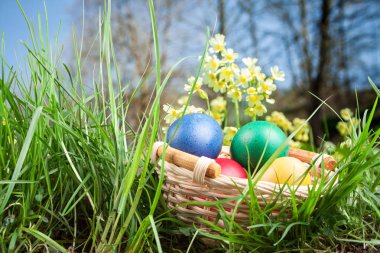 Sepette renkli paskalya yumurtaları