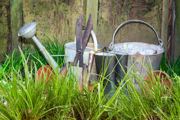 Ferramentas de jardim velho na grama — Fotografia de Stock
