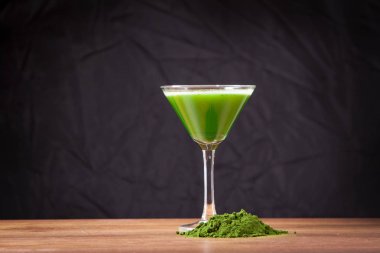 Genç arpa ve chlorella spirulina. Detoks superfood.