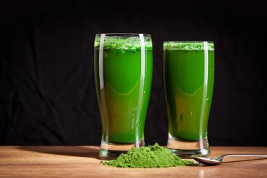 Genç arpa ve chlorella spirulina. Detoks superfood.