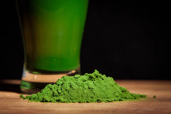 Jonge gerst en chlorella spirulina. Detox superfood. — Stockfoto