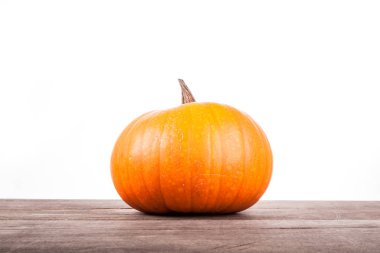 Beyaz arka planda Cadılar Bayramı kabağı