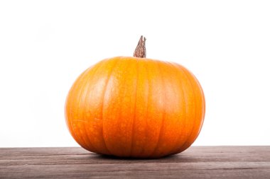 Beyaz arka planda Cadılar Bayramı kabağı