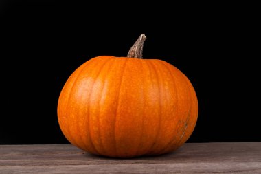 Siyah arka planda Cadılar Bayramı balkabağı