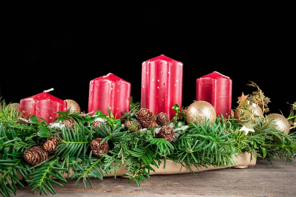 Candele dell'Avvento sul tavolo di legno — Foto Stock