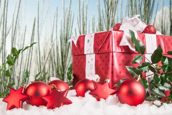 Christmas gifts and Christmas decorations in the snow — Stock Photo, Image
