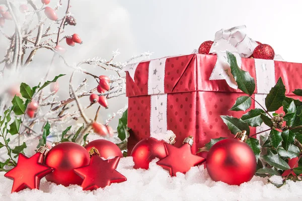 Regalos de Navidad y decoraciones navideñas en la nieve —  Fotos de Stock