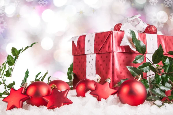 Regalos de Navidad y decoraciones navideñas en la nieve —  Fotos de Stock